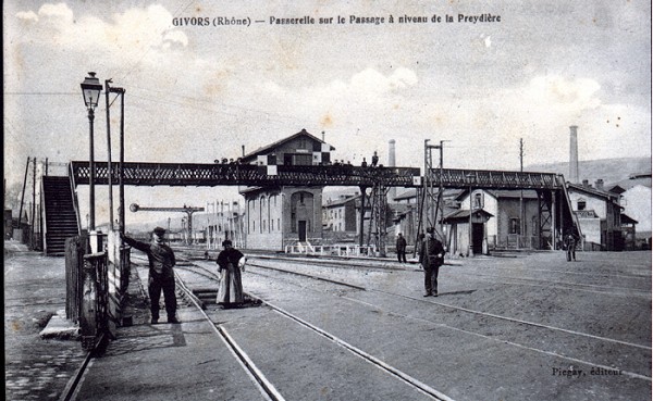 passerelle_sur_le_passage_a_niveau_de_la_Freydiere1.jpg